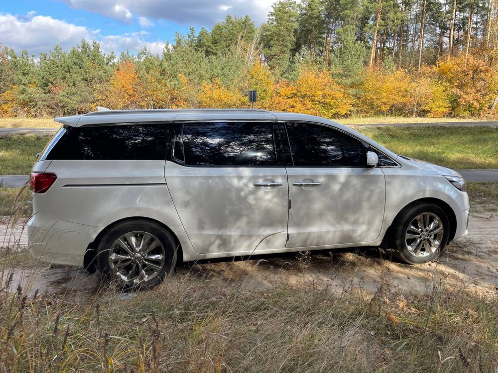 Продам kia carnival 2017