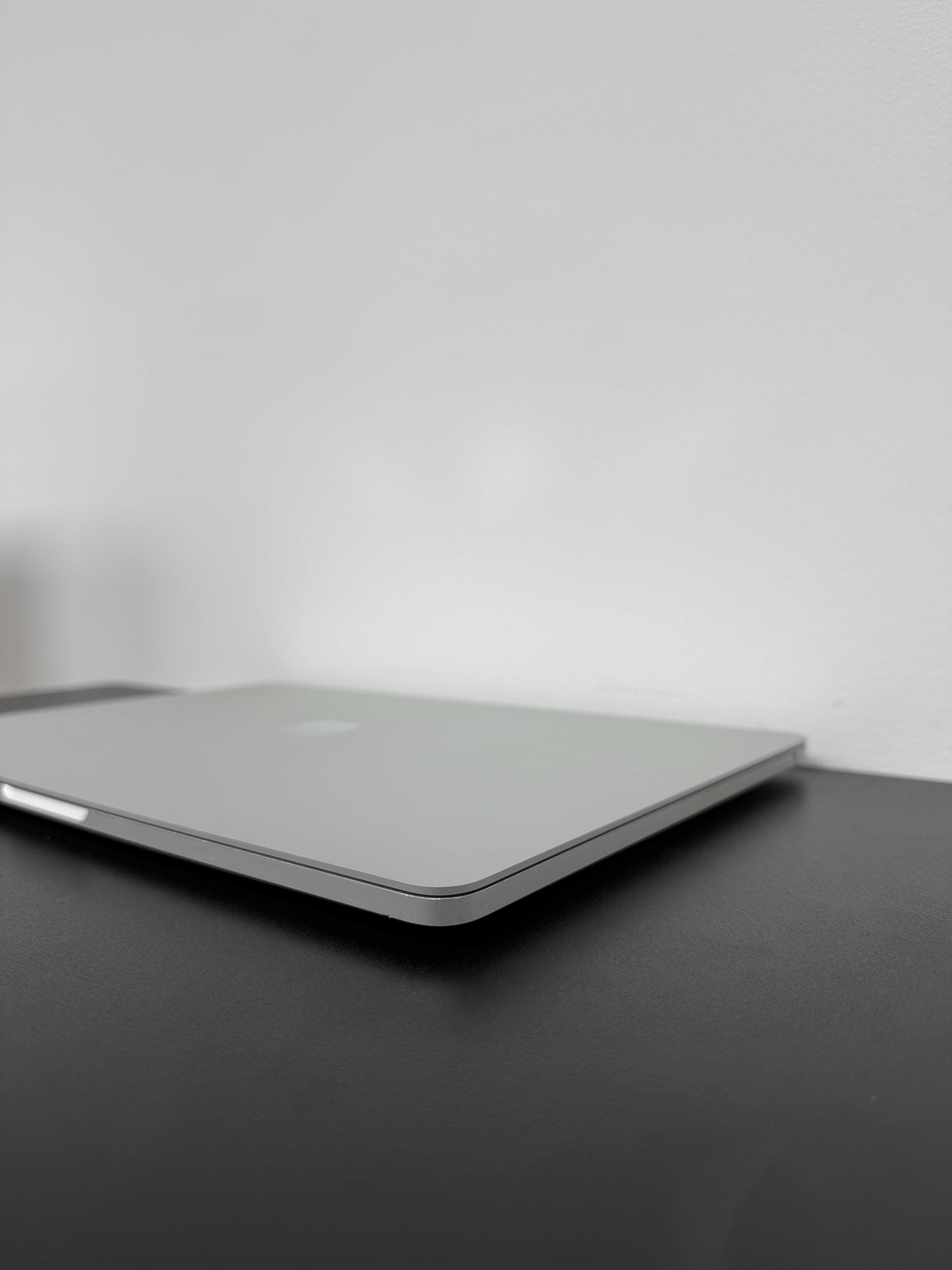 Macbook Pro 2020 (i5/8gb/ 256 ssd)