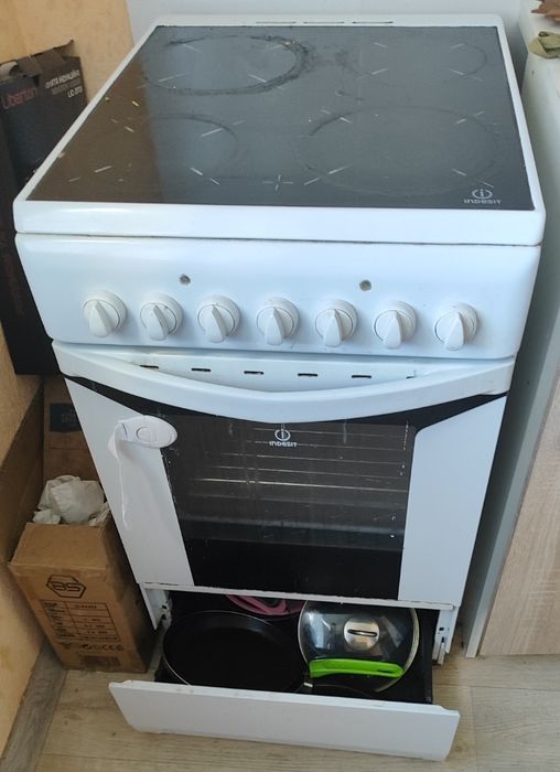 Електрична плита Indesit в доброму стані