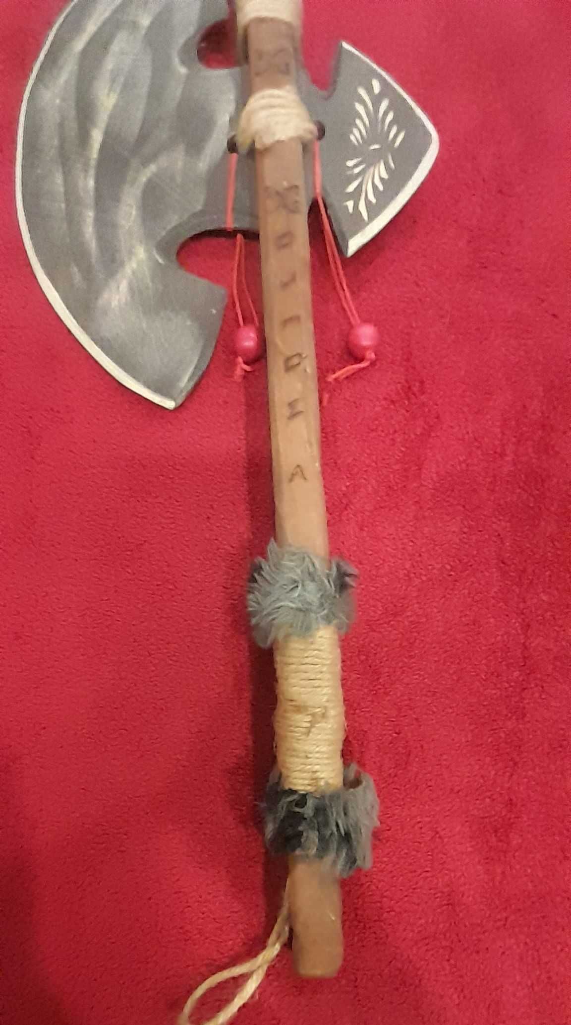 Drewniany topór z rękojeścią oplecioną sznurkiem. Długość ok. 70cm