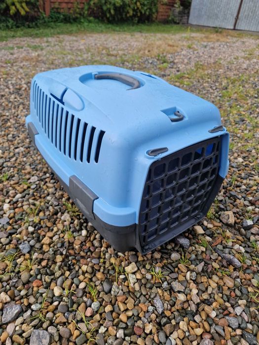 klatka dla małych zwierząt z domkiem na zewnątrz