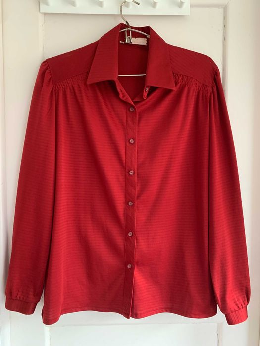 Camiseiro vermelho 50 de manga comprida com botões e gola.
