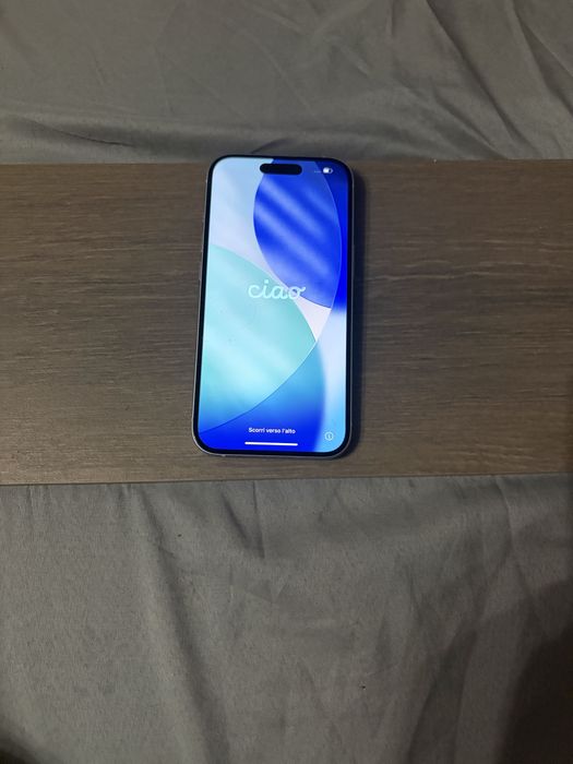 Iphone 15 od nowosci z szkiełkiem i etui na pleckach.