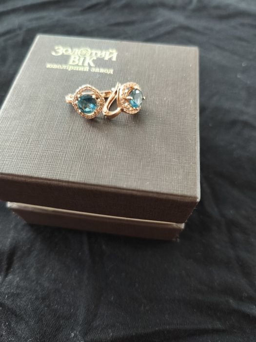 Продам золоті сережки з топазом