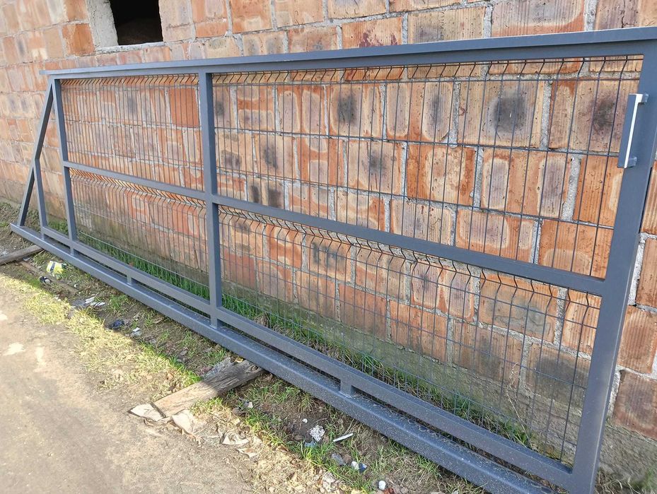 Brama Przesuwna 5m z furtką i słupkami