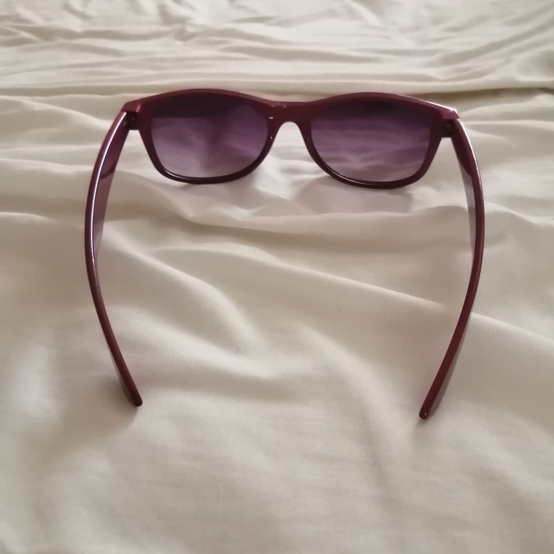 Óculos de sol roxos