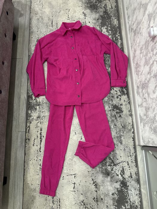 Рожевий костюм….