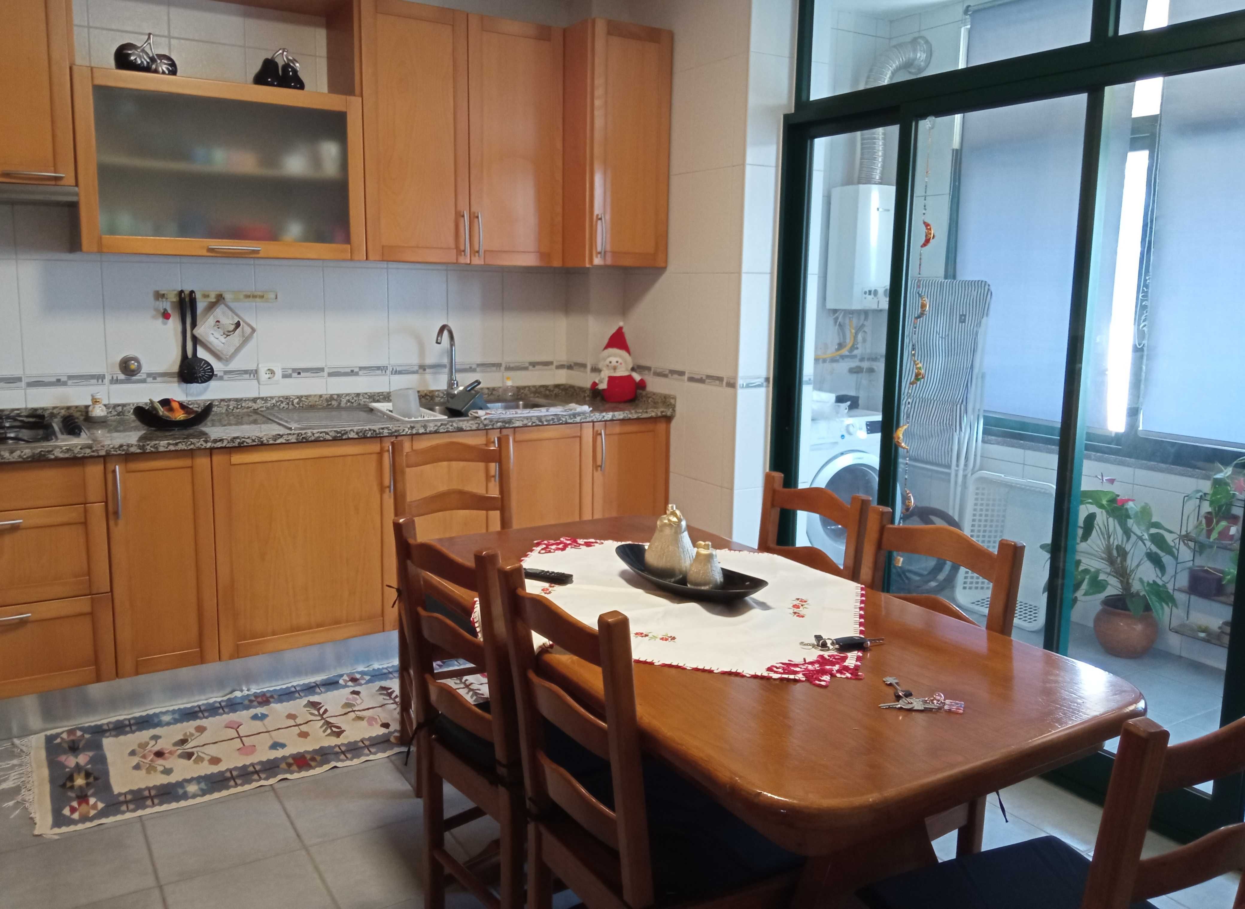 Alugo quarto em apartamento