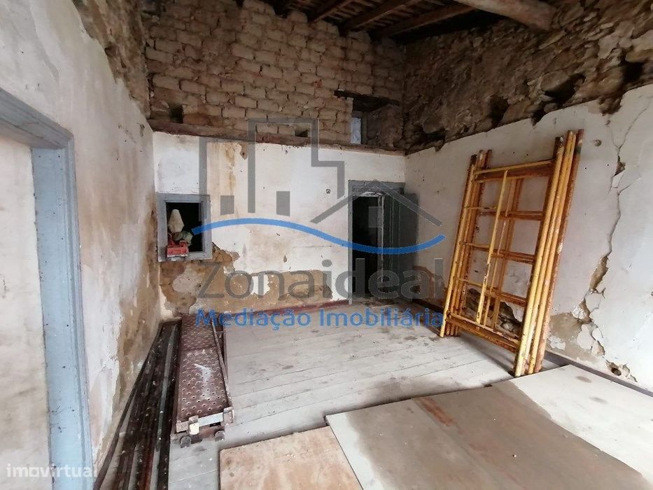 Moradia com 3 pisos e quintal - Localizada em Arneiro