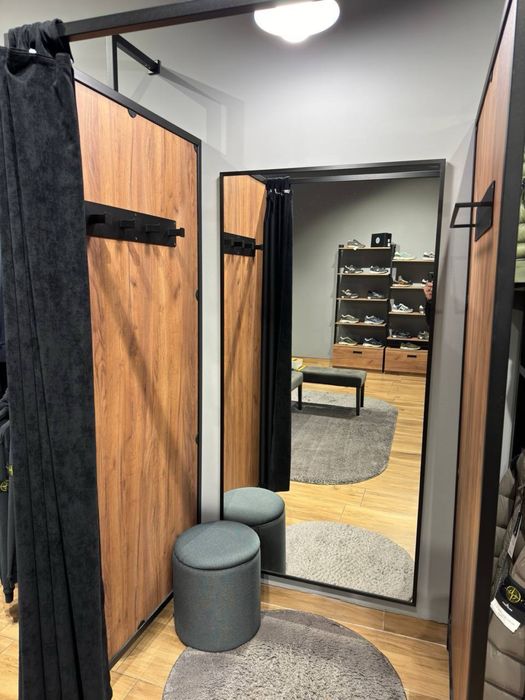 Дзеркало з металевою рамою