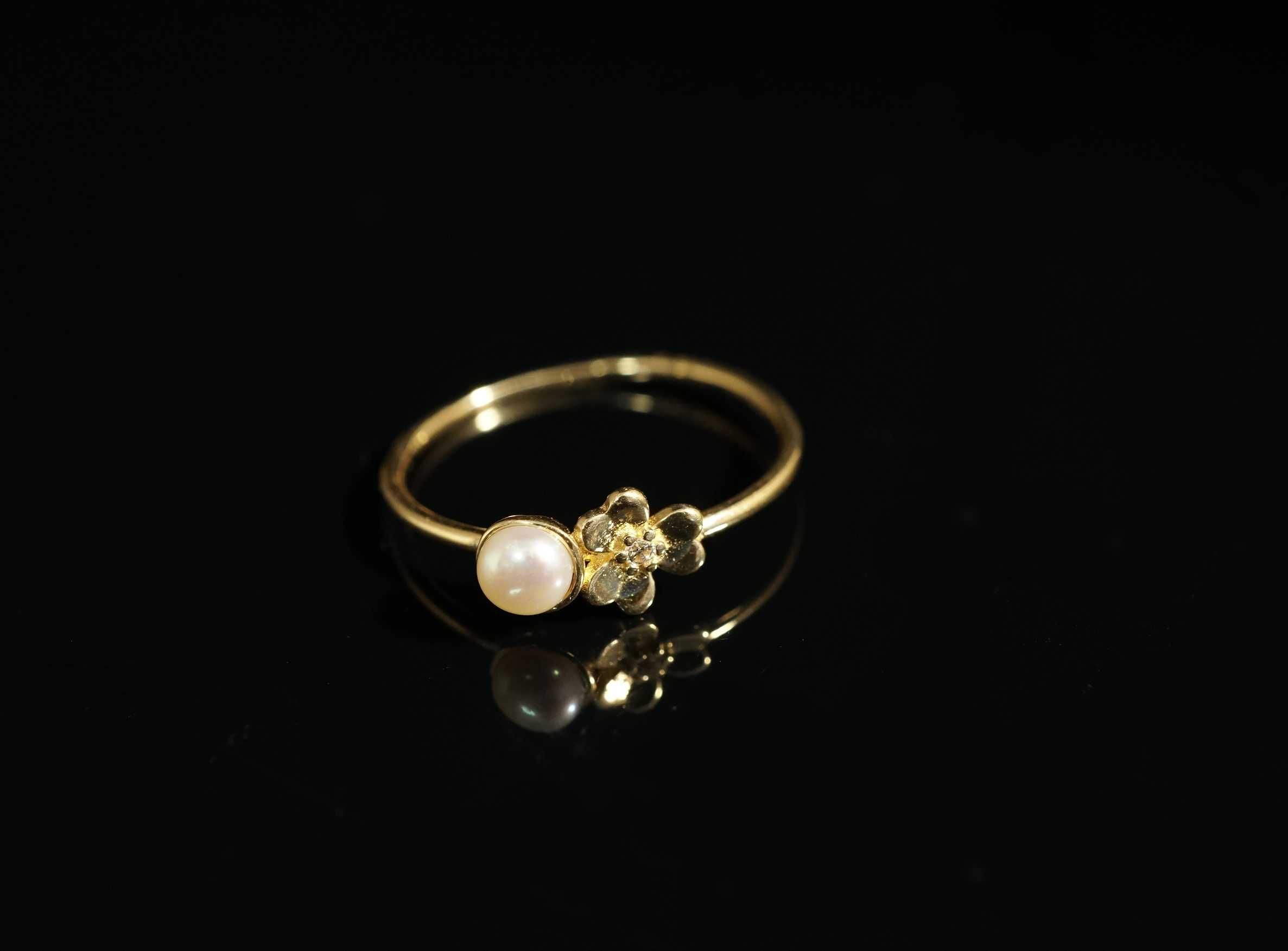 Złoto 585 - złoty pierścionek perełka kwiatuszek