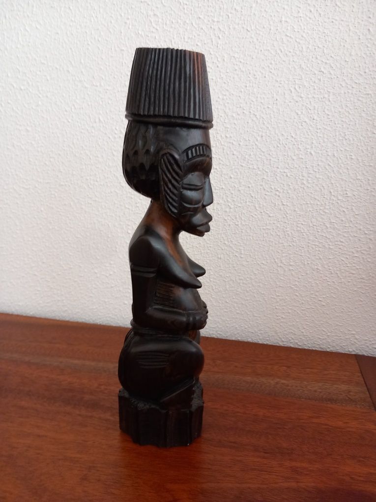 Arte Africana (Angola). Figura Africana em madeira de pau preto.