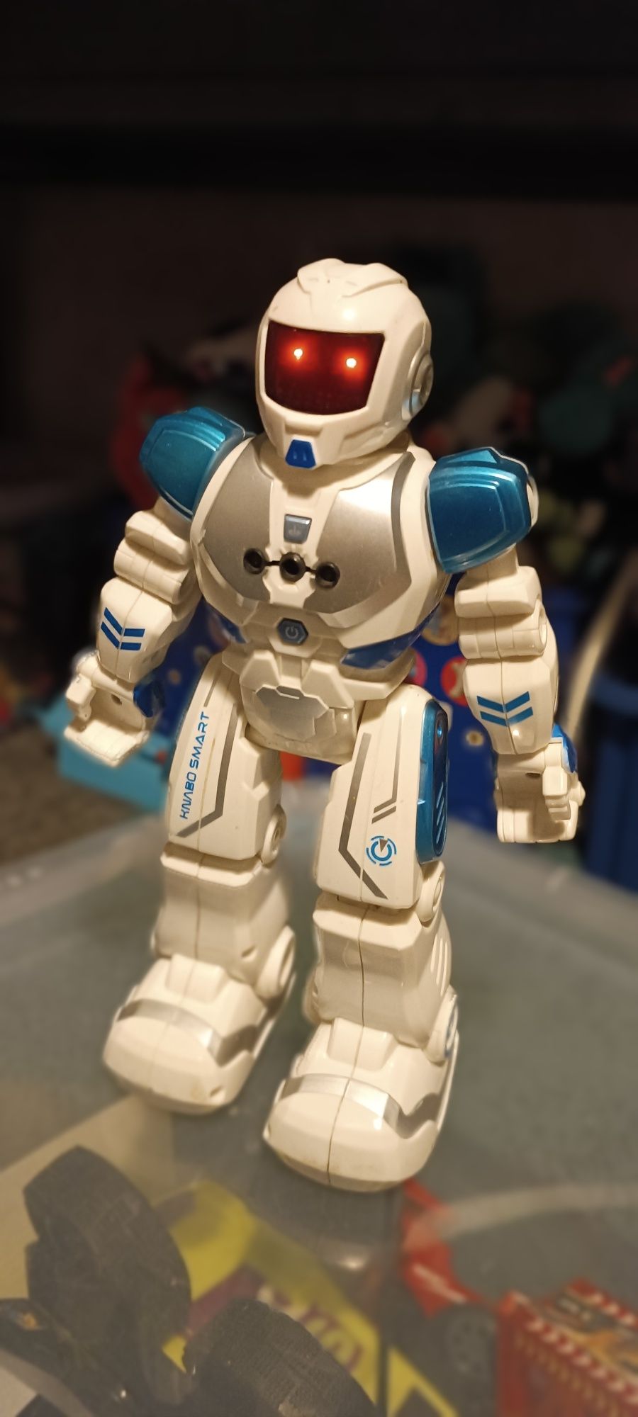 Robot knabo reaguje na ruch dłoni