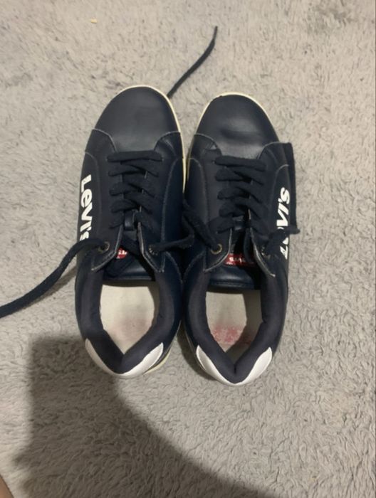 Tenis da levi’s.