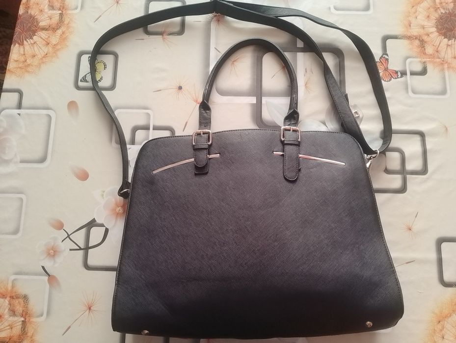 Велика жіноча сумочка