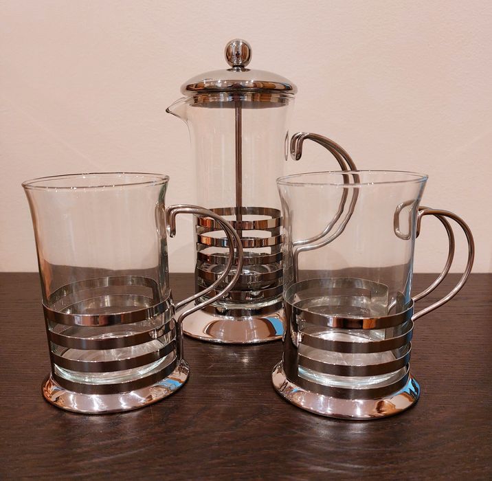 Cafeteira de café e duas canecas