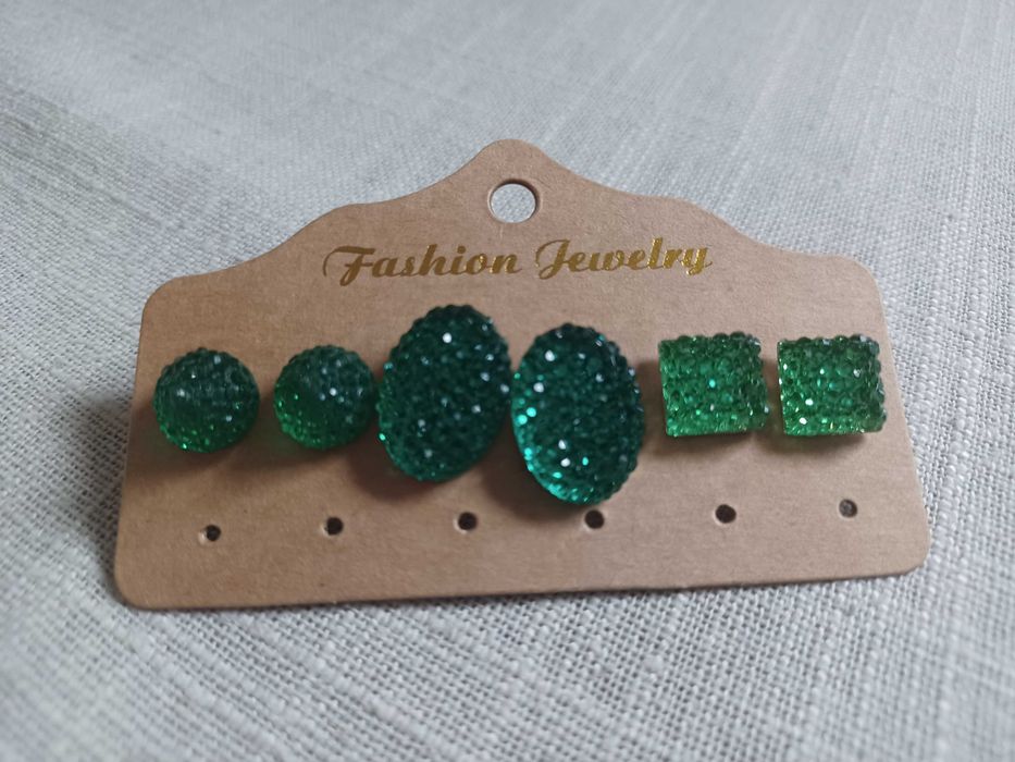 Zestaw zielonych kolczyków, wkrętki, sztyfty, kryształki, nowe