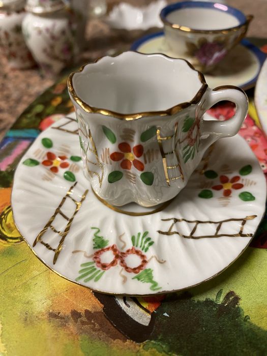 Mini chávena com pires – porcelana pintada à mão – Armando Grave