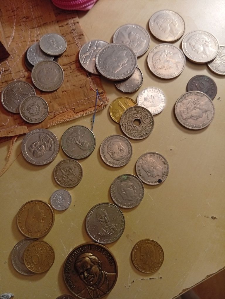 Moedas antigas para desocupar.