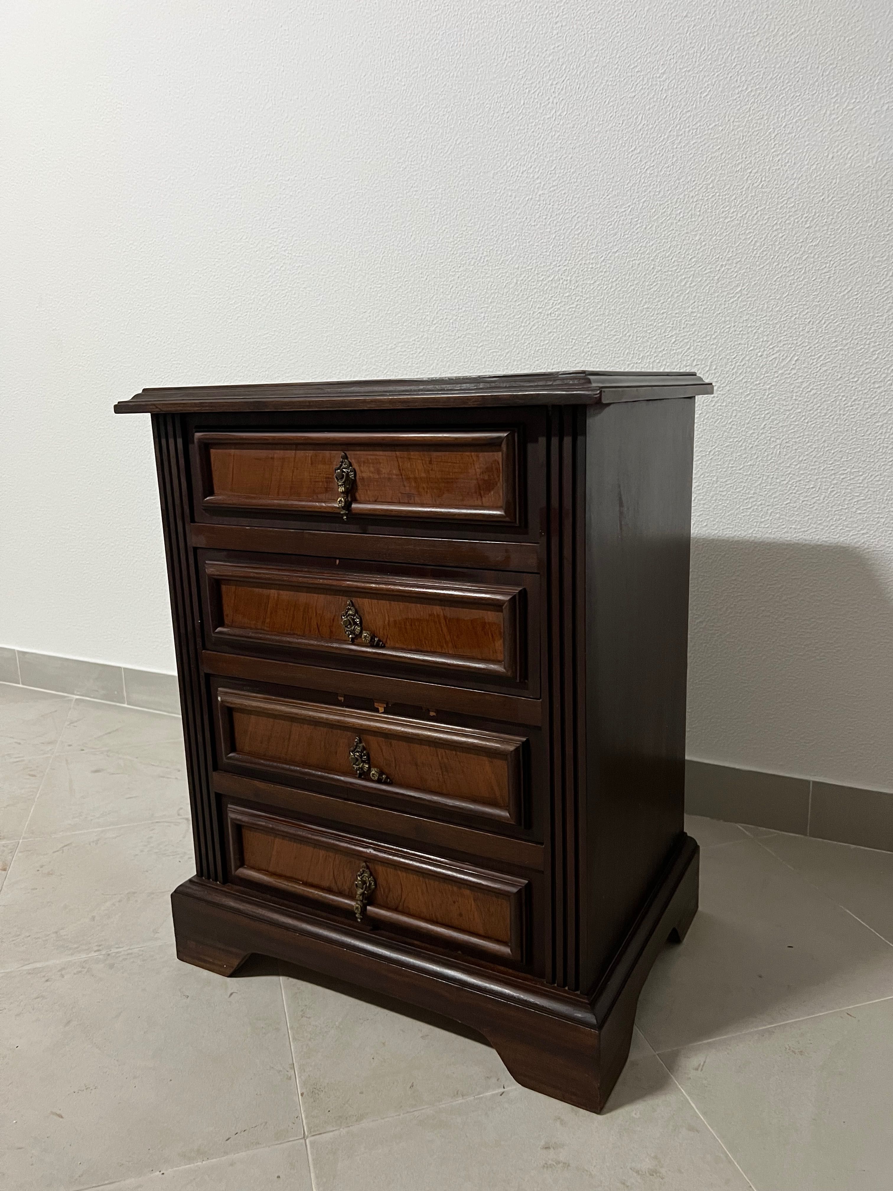 Mobilia de quarto em mogno