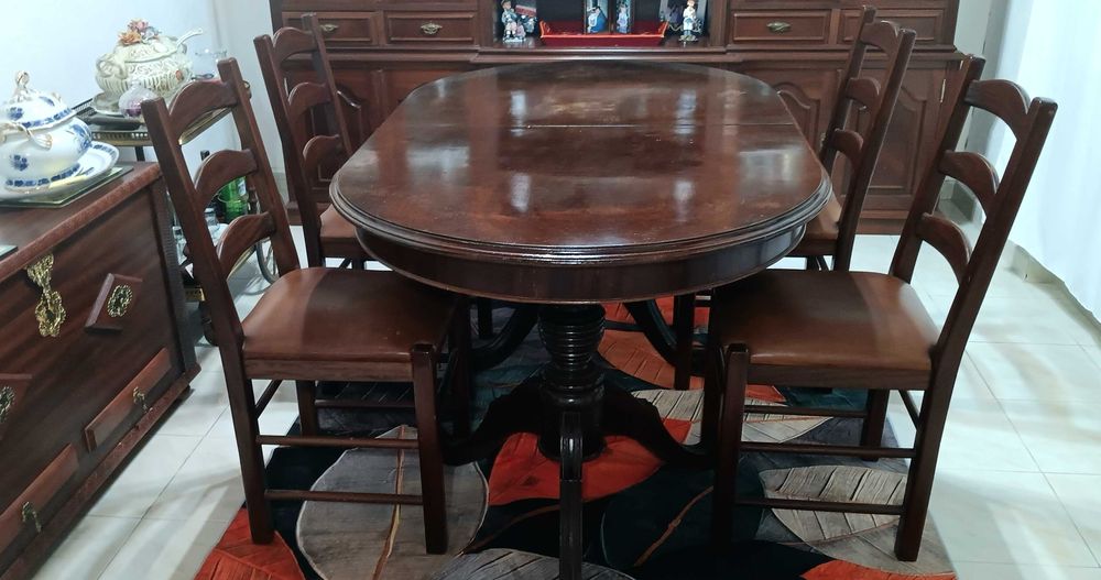 Mesa e cadeiras de sala de jantar em bom estado.