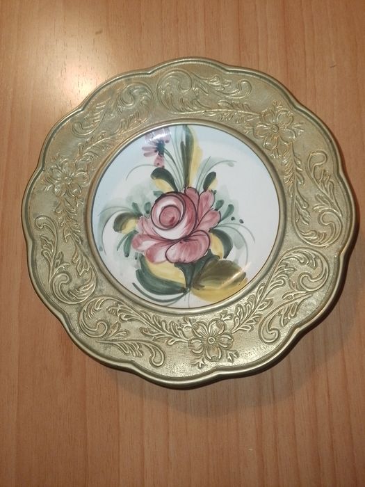 Prato em porcelana F S com monture em latão cinzelado