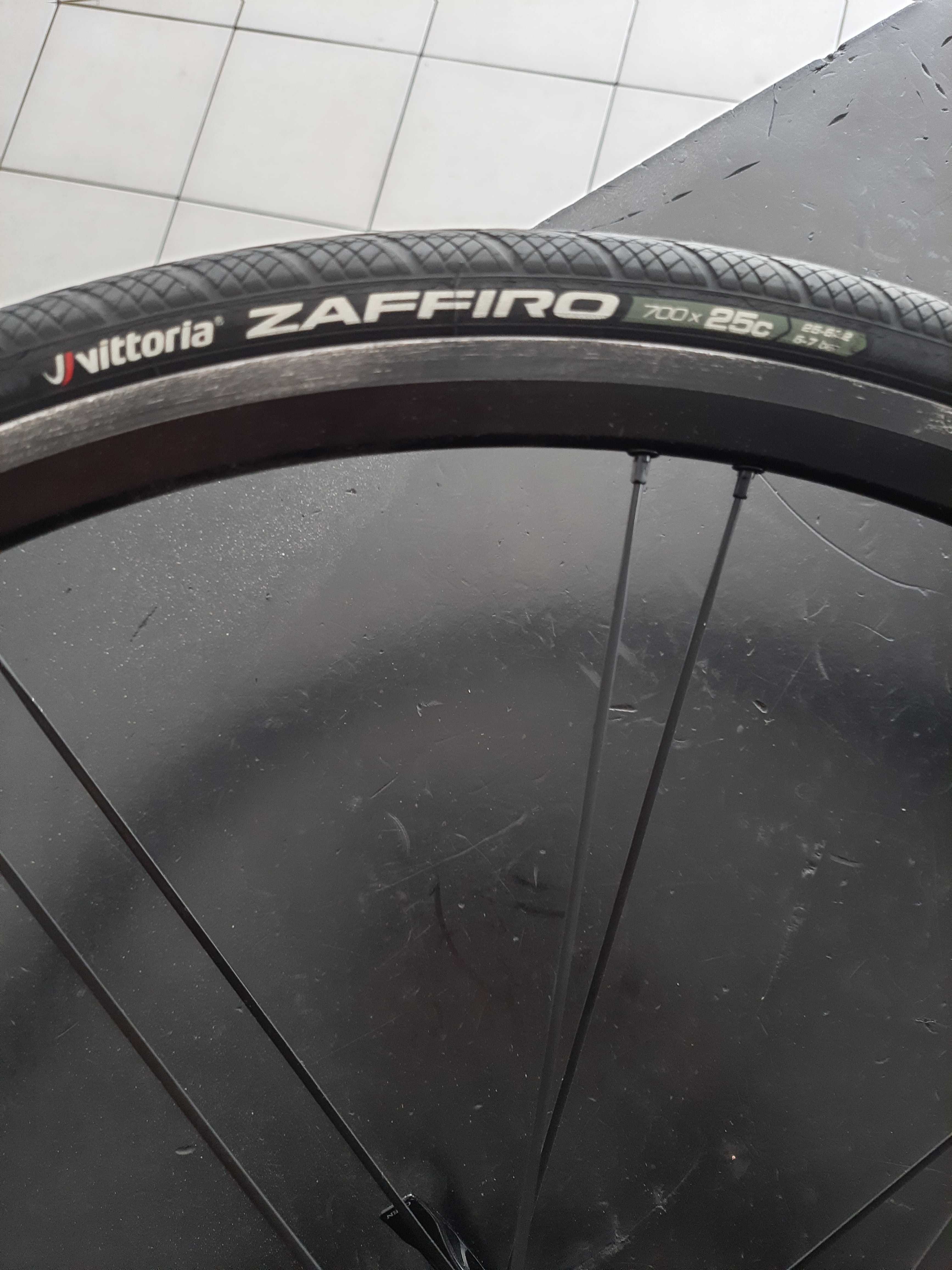 Pares rodas de estrada com pneus Bontrager Race Lite 11v