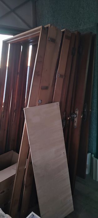 Várias portas e guarnições