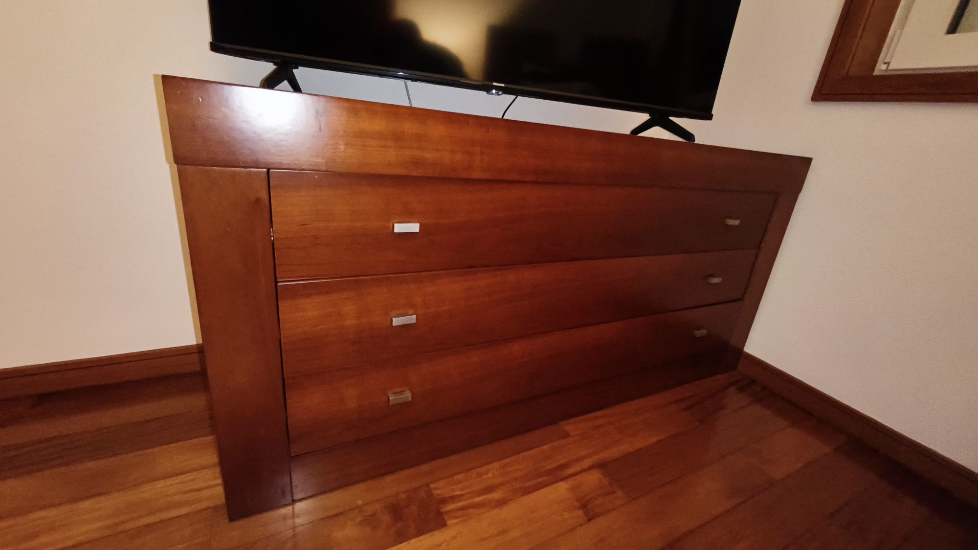 Cómoda de quarto em cerejeira mais espelho