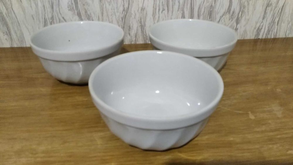 Пиалы разные и соусник с блюдцем