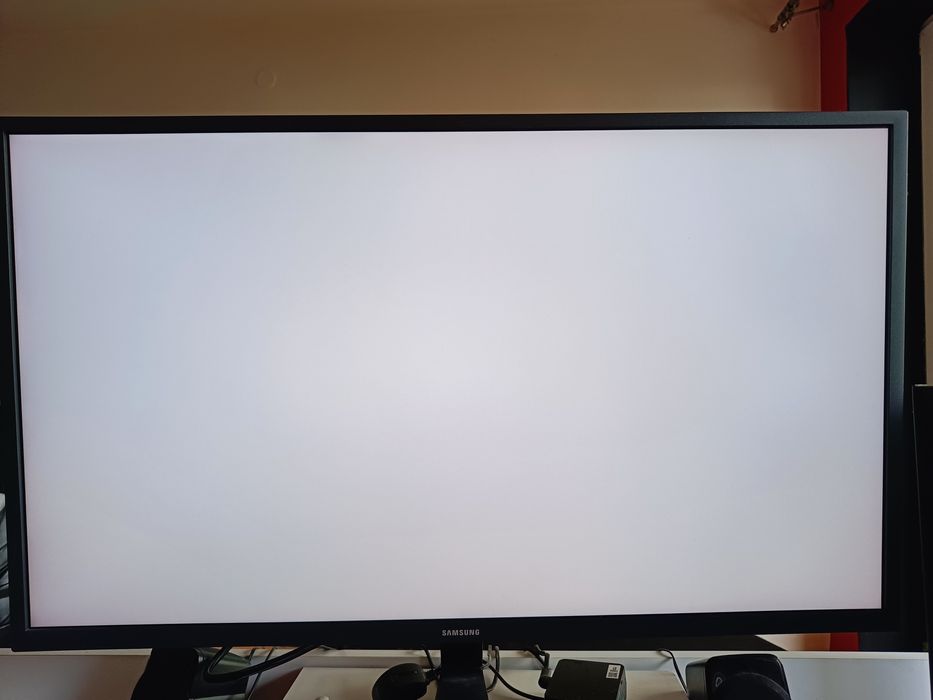 Samsung U32J590UQR – Monitor 32" 4K UHD – Stan bardzo dobry