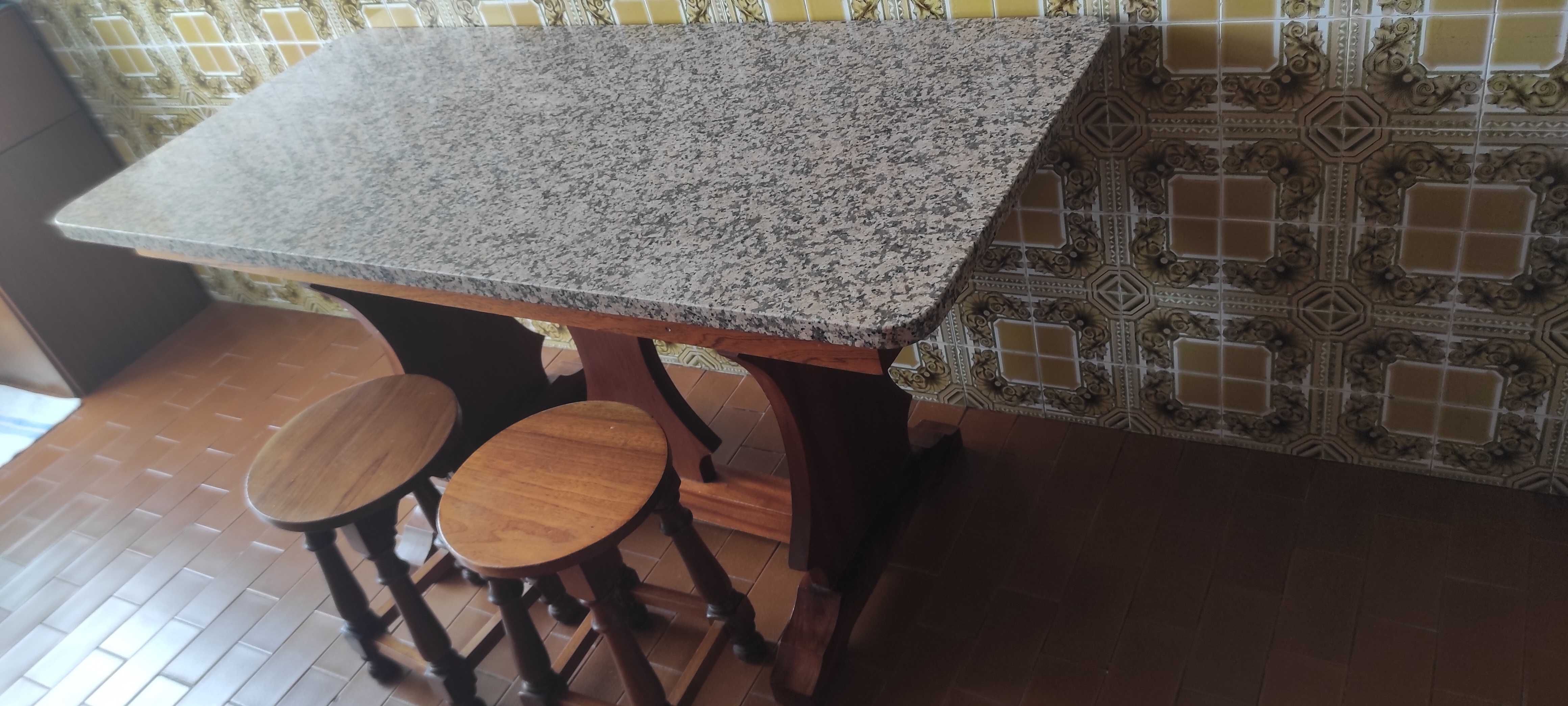 Mesa de cozinha em madeira e granito