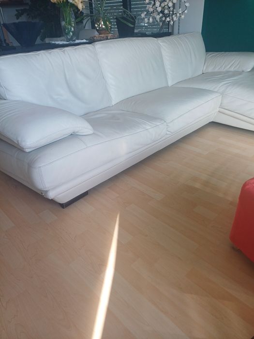 Sofa em pele branca  com ligeiras marcas de uso   3 lugares e chaiselo