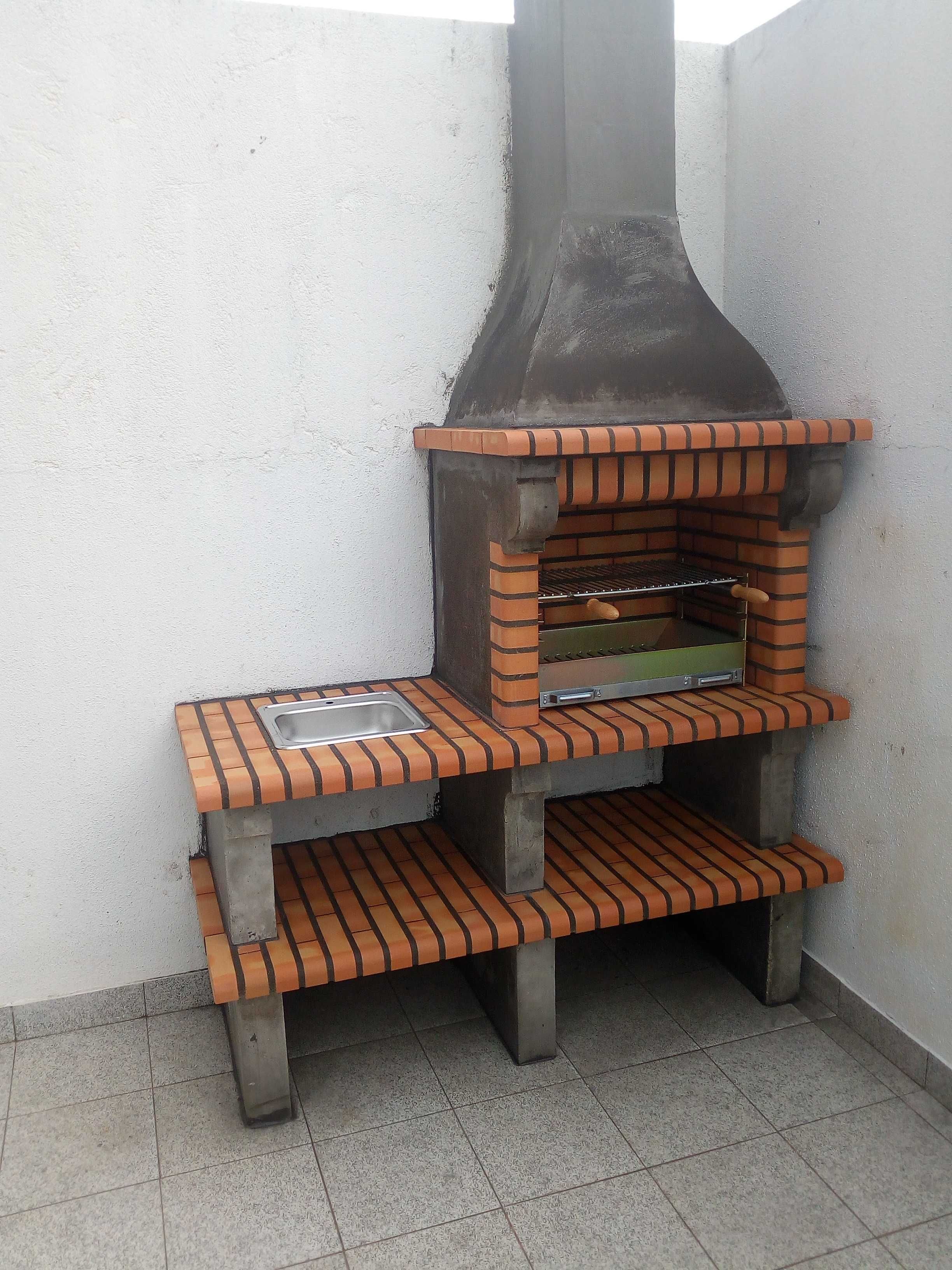 Churrasqueira com forno a lenha