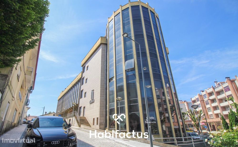 Loja à venda ou arrendar em Nelas no Centro Comercial Central, excelen