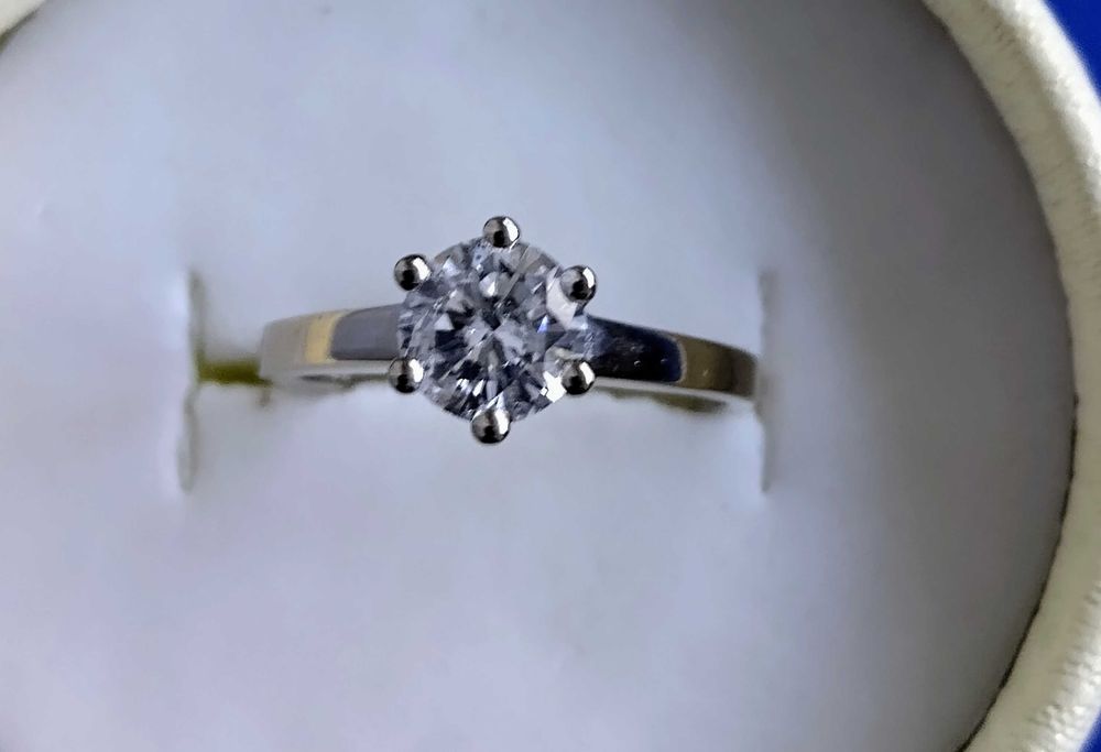 Złoty pierścionek z brylantem 0,9 ct próby 750