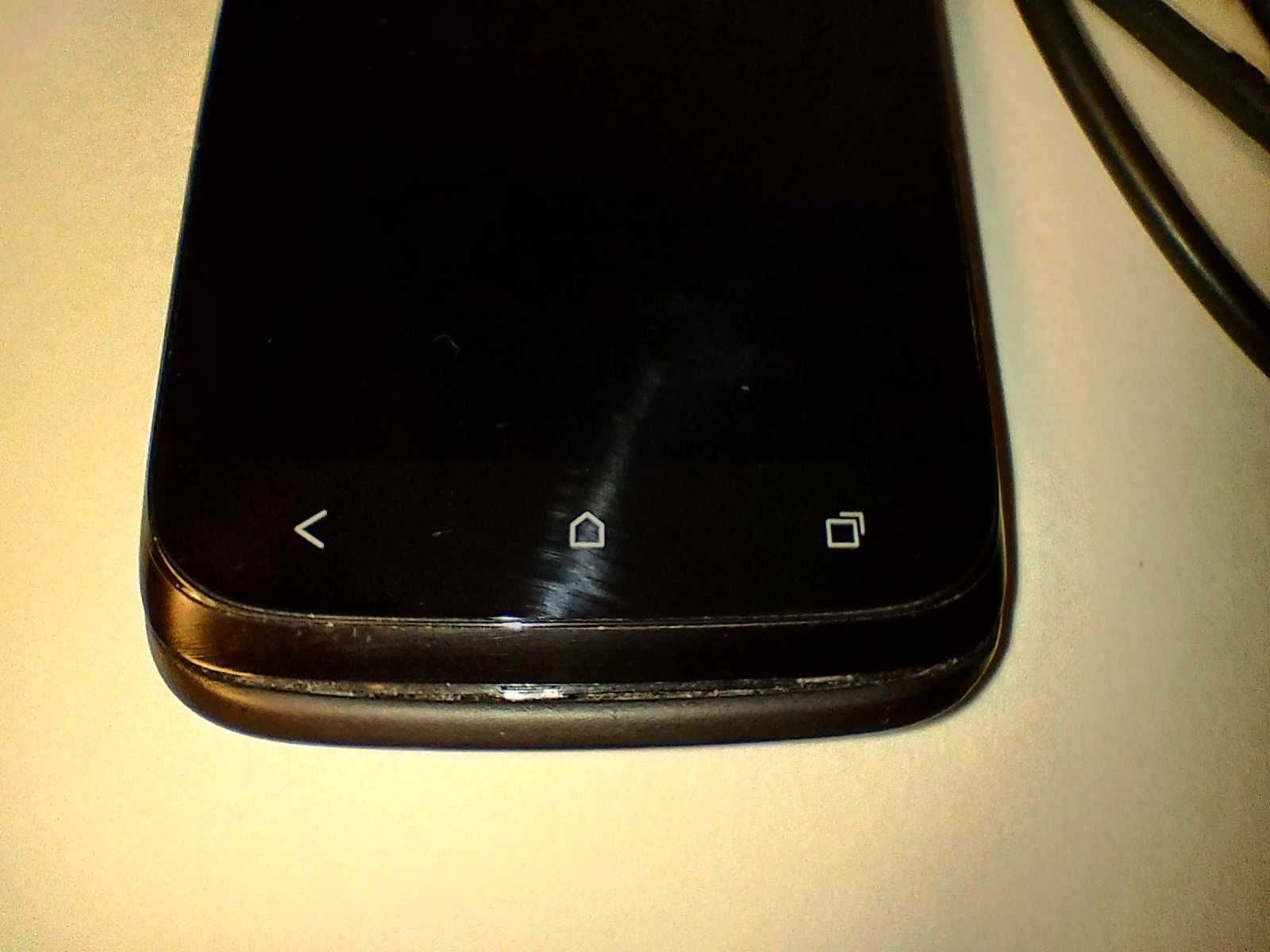 Smartfon HTC Desire X z oryginalną ładowarką