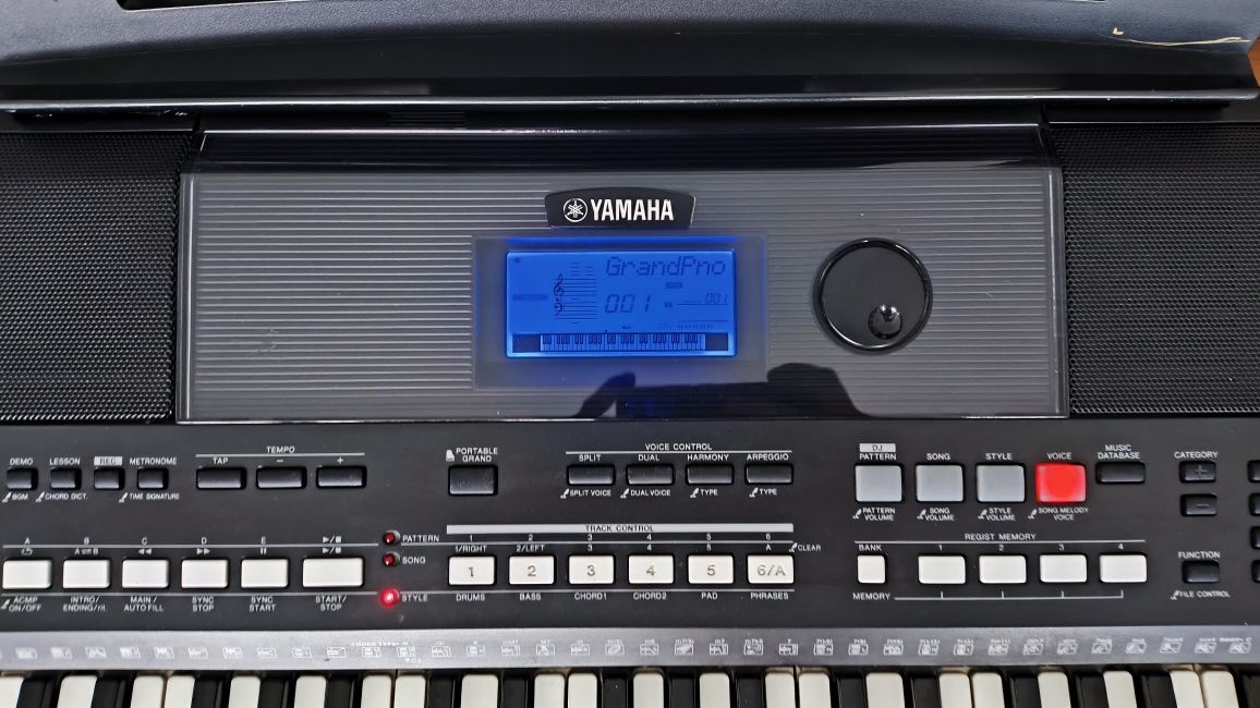 Keyboard Yamaha PSR-E433 plus futerał i statyw
