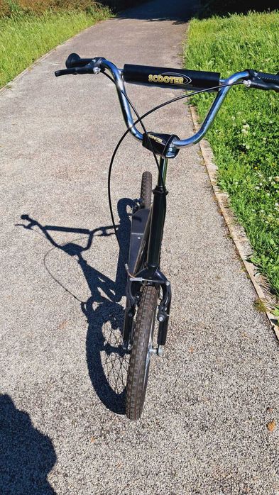 Trotinete preta com rodas grandes (como nova)