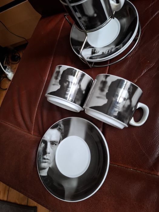 Filiżanki z podstawkami na stojaku,James Dean