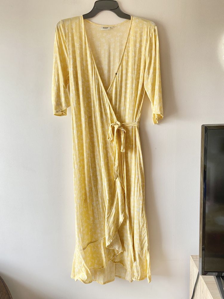 Zolta kopertowa sukienka falbanki wzory