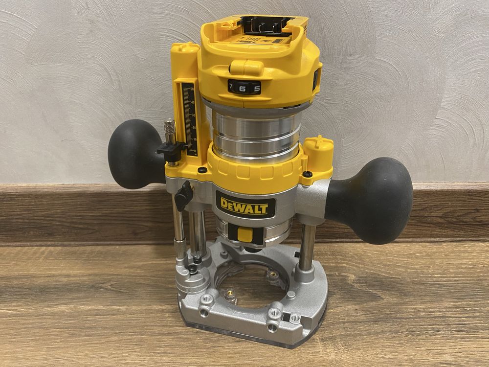 Фрезер DeWalt DCW600