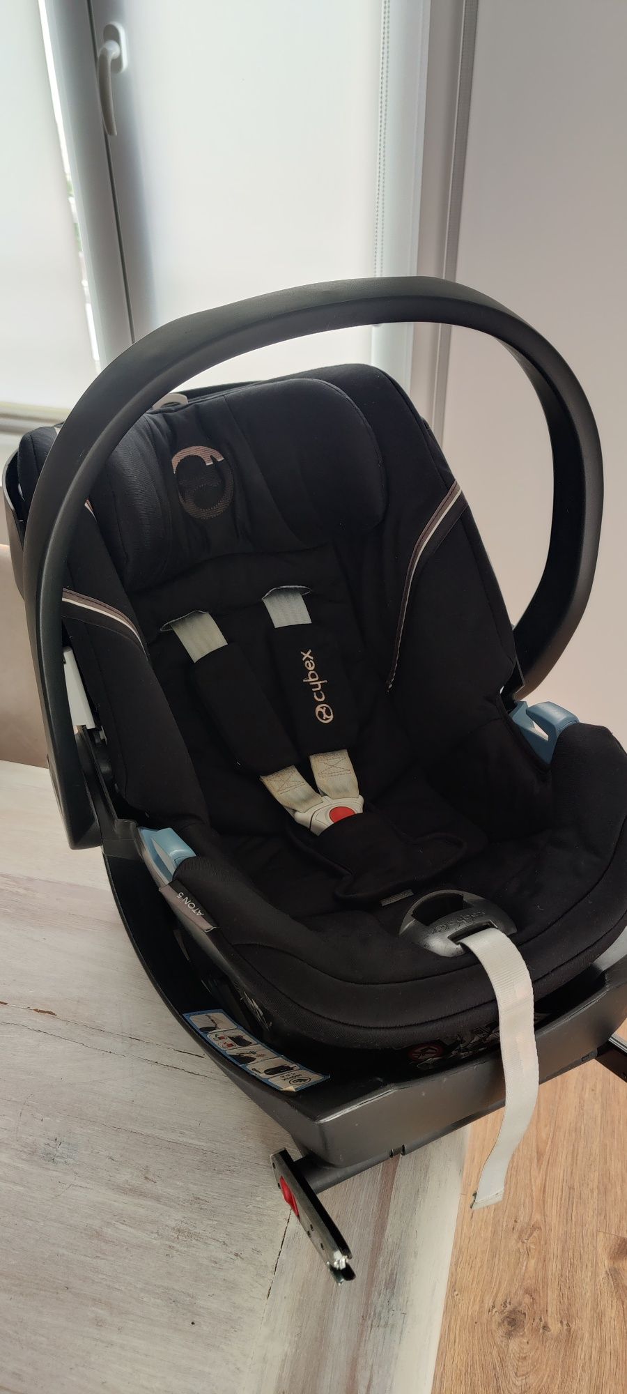 Cadeira Cybex Aton 5 Black + Base Isofix