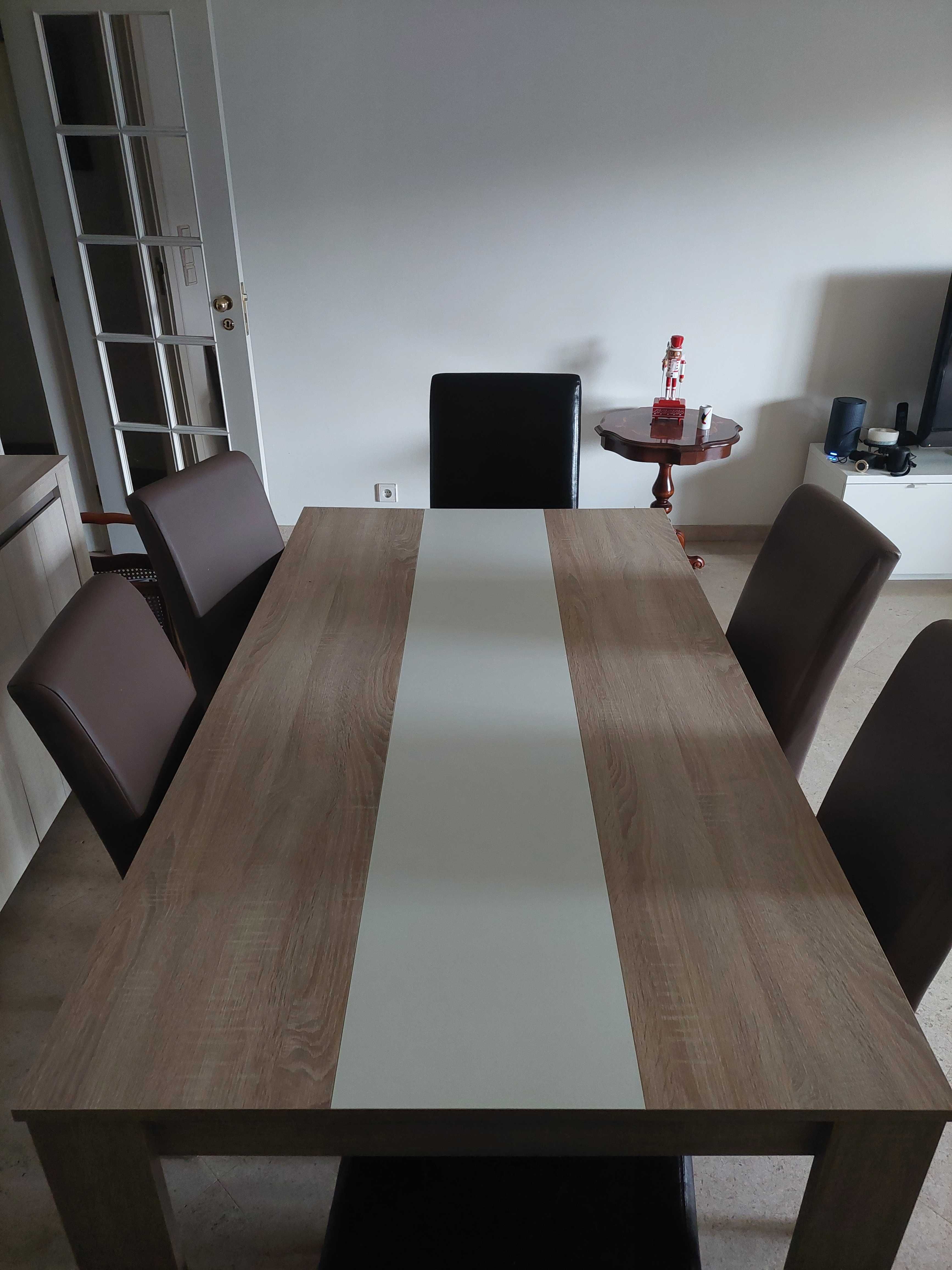 Mesa de sala com 4 cadeiras