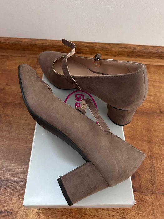 Nowe buty półbuty na obcasie zapinane na kostce Graceland 39