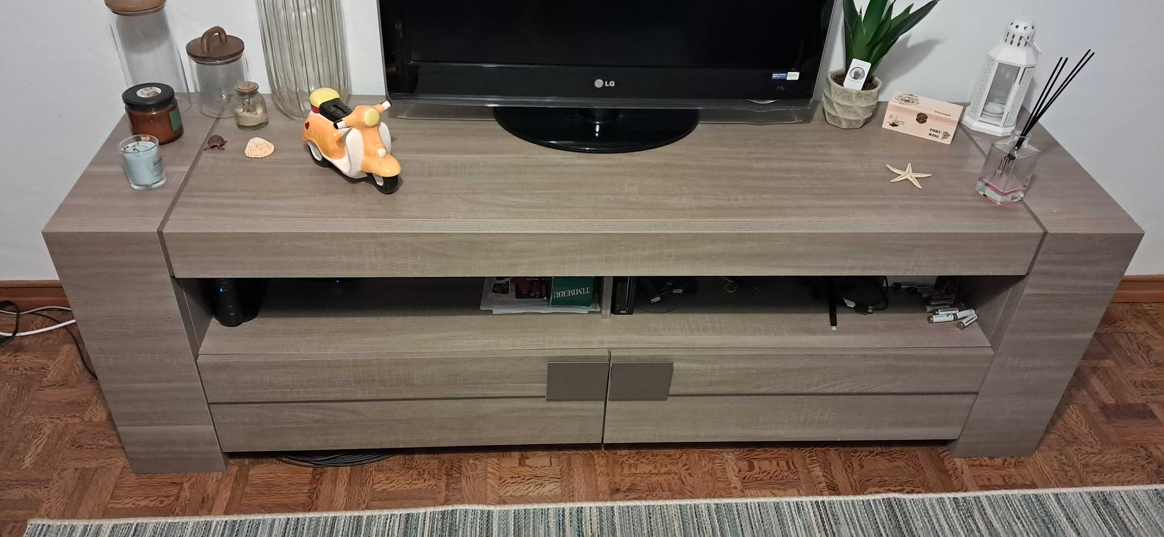 Mesa de jantar e movel de TV