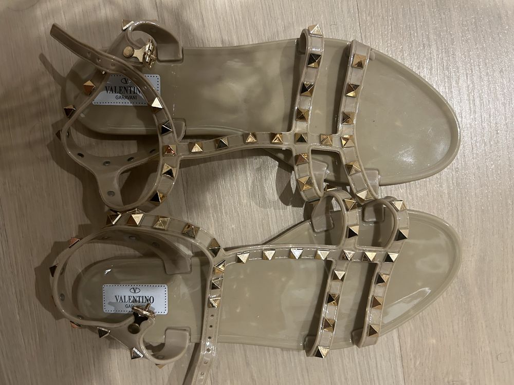 Sandalias bege tcom taxas douradas