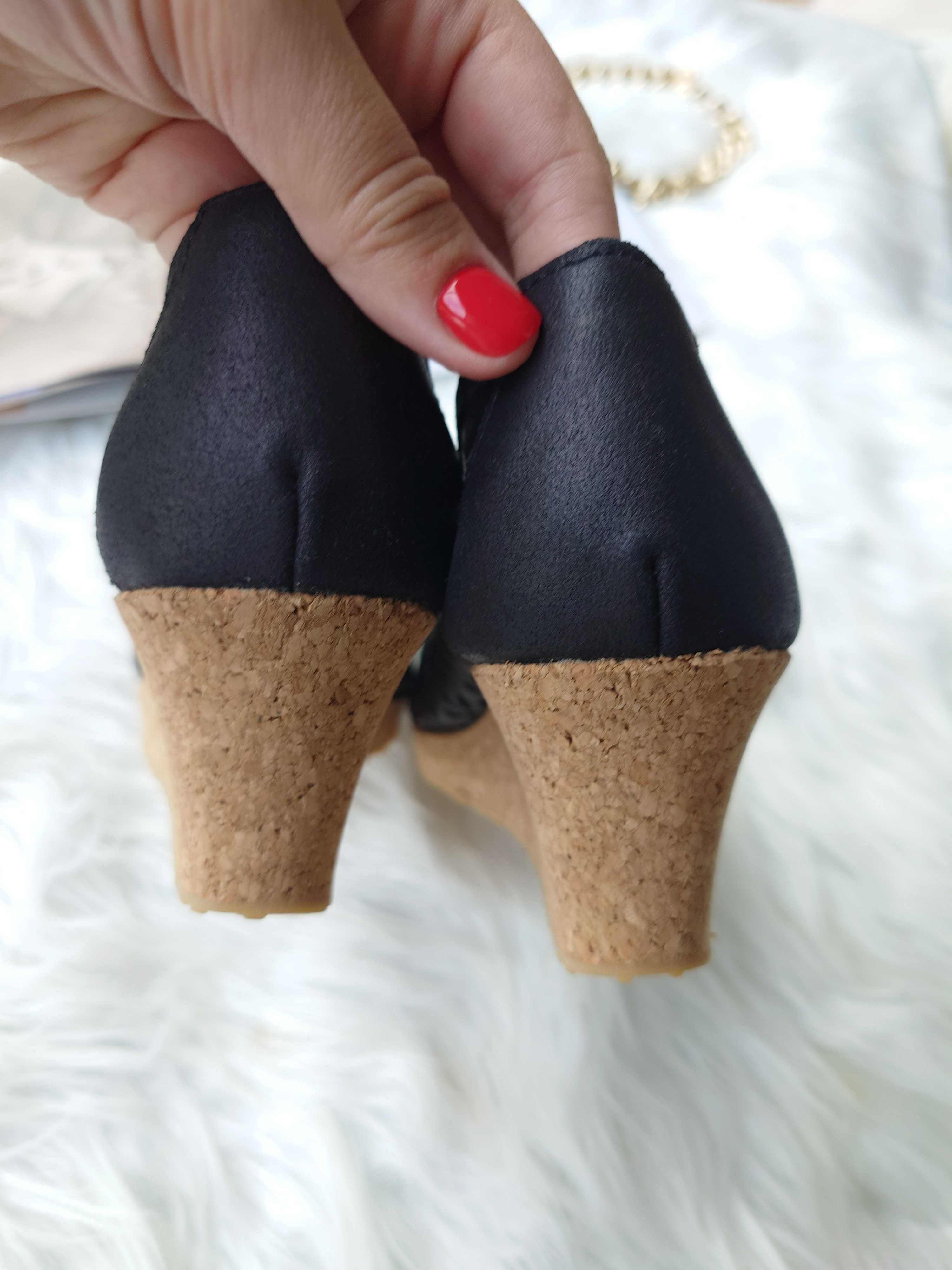 Czarne buty na koturnie z ażurowym wzorem Ten Points 37