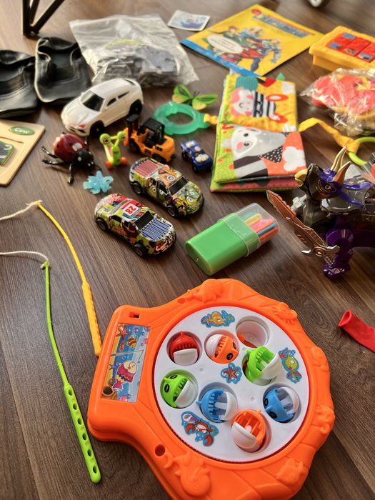 Іграшки, машинки, фігурки