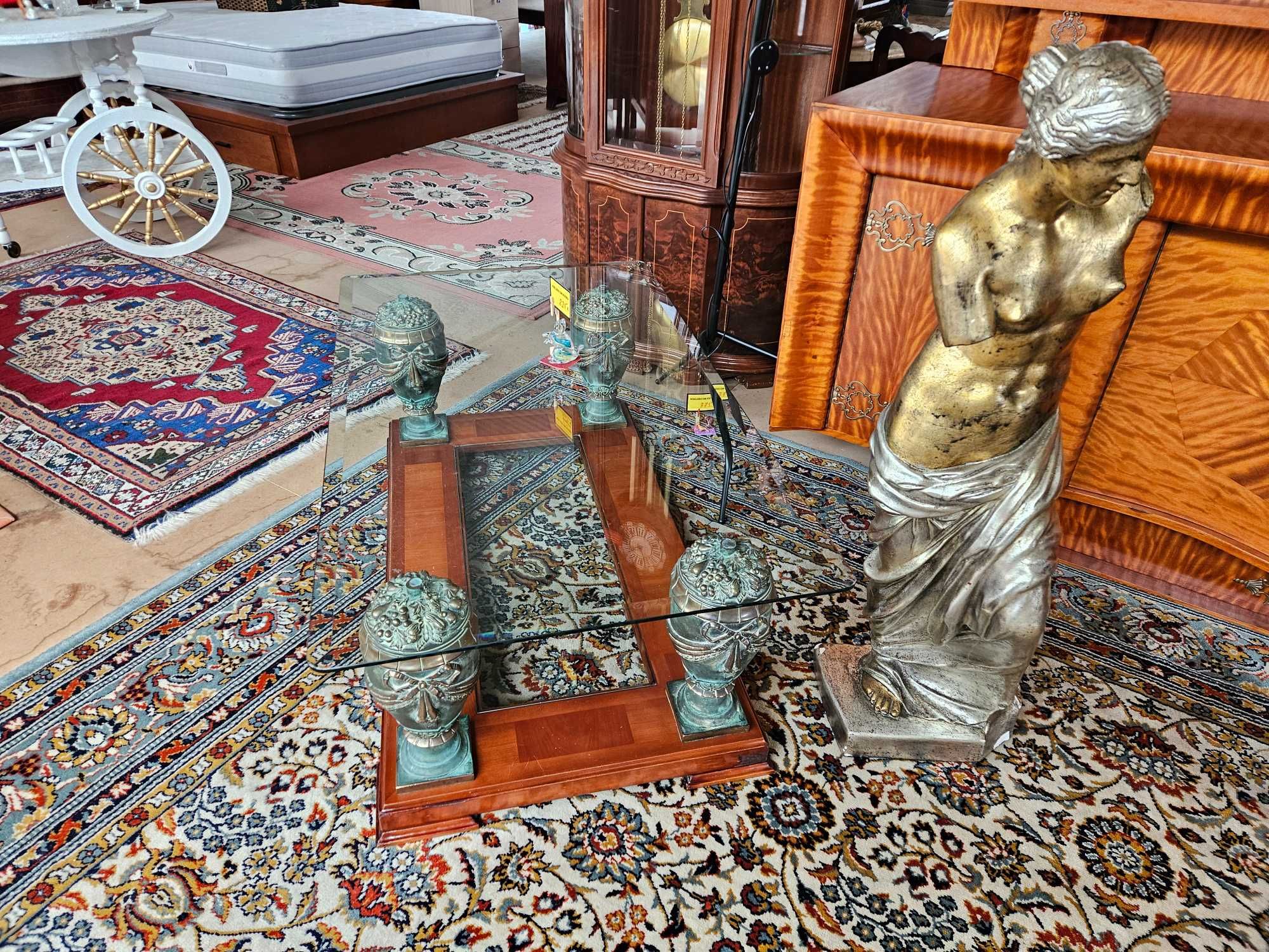 Mesa de centro em madeira com duas bases de vidro